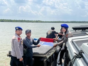 Polres Meranti Kibarkan Merah Putih di Daratan dan Perairan Jelang HUT RI