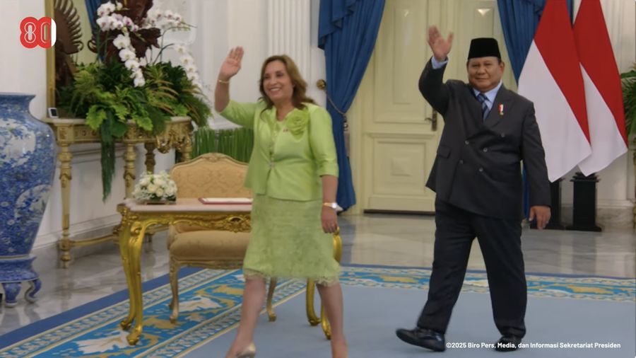 Presiden Prabowo Subianto menyambut kedatangan Presiden Republik Peru, Dina Boluarte saat melakukan kunjungan ke Indonesia, Istana Merdeka, Senin (11/8/2025). (Tangkapan Layar Youtube Sekretariat Presiden)