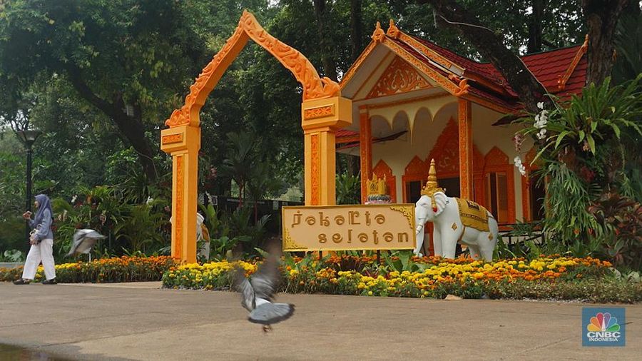 Sejumlah pengujung melihat hewan yang diawetkan di stan Taman Margasatwa Ragunan pada pameran Flona 2025 di Lapangan Banteng, Jakarta, Senin (11/8/2025). (CNBC Indonesia/Muhammad Sabki)