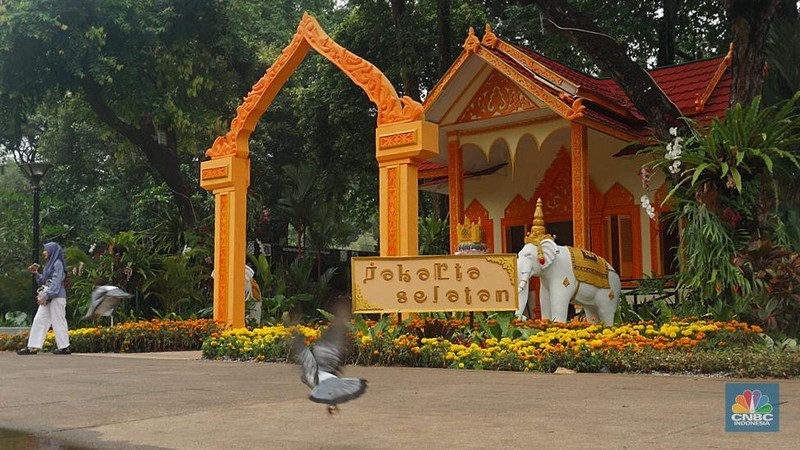 Sejumlah pengujung melihat hewan yang diawetkan di stan Taman Margasatwa Ragunan pada pameran Flona 2025 di Lapangan Banteng, Jakarta, Senin (11/8/2025). (CNBC Indonesia/Muhammad Sabki)