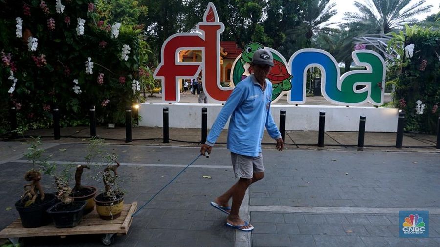 Sejumlah pengujung melihat hewan yang diawetkan di stan Taman Margasatwa Ragunan pada pameran Flona 2025 di Lapangan Banteng, Jakarta, Senin (11/8/2025). (CNBC Indonesia/Muhammad Sabki)
