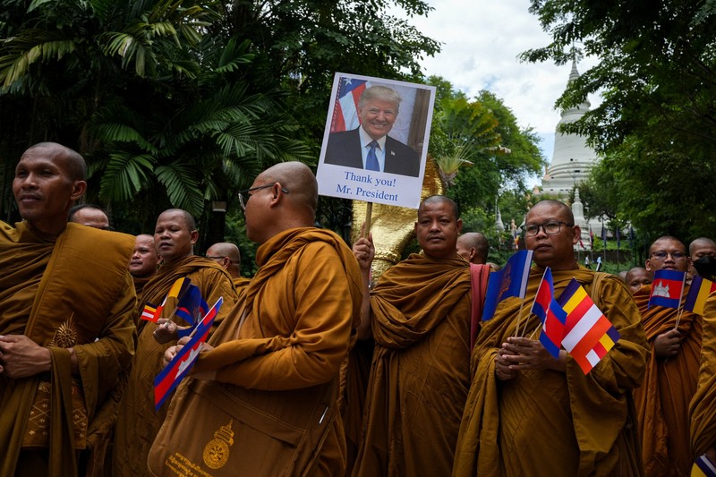 Para biksu Buddha ikut serta dalam pawai perdamaian, menyusul konflik perbatasan antara Kamboja dan Thailand, di Phnom Penh, Kamboja, 10 Agustus 2025. Para biksu Buddha ikut serta dalam pawai perdamaian, menyusul konflik perbatasan antara Kamboja dan Thailand, di Phnom Penh, Kamboja, 10 Agustus 2025. (REUTERS/Roun Ry)