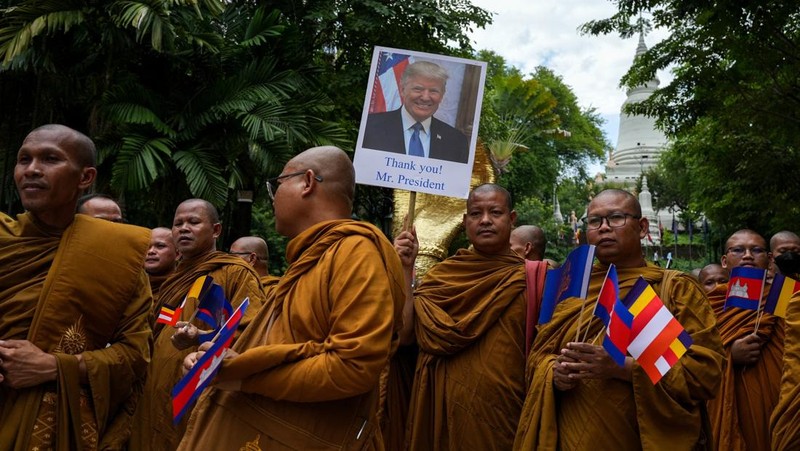 Para biksu Buddha ikut serta dalam pawai perdamaian, menyusul konflik perbatasan antara Kamboja dan Thailand, di Phnom Penh, Kamboja, 10 Agustus 2025. (REUTERS/Roun Ry)
