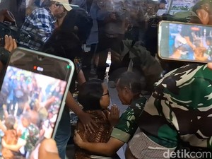 Tangis Pilu Ibu Prada Lucky Berlutut di Depan Pangdam Udayana Minta Keadilan