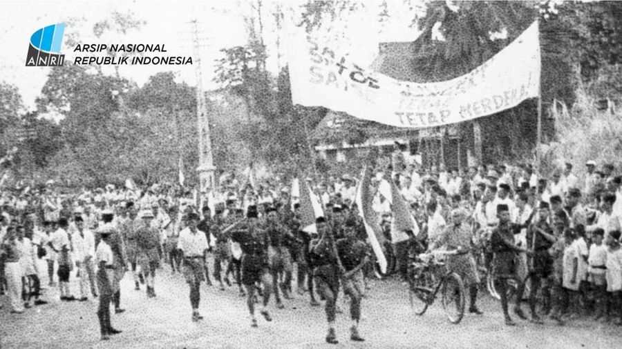 Suasana pawai dalam rangka menyambut perayaan Proklamasi Kemerdekaan Indonesia, 18 Agustus 1945. (X/@ArsipNasionalRI)