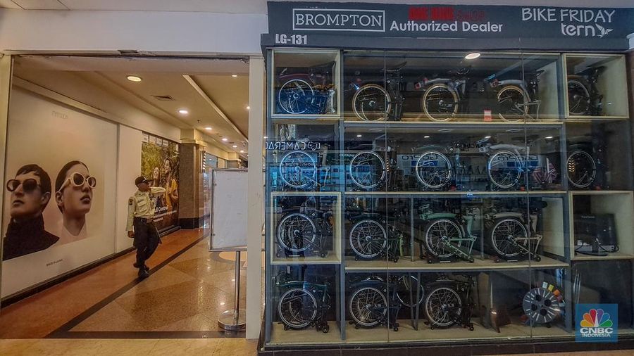 Suasana toko sepeda Brompton di kawasan Senayan Trade Center (STC), Jakarta, Senin (11/8/2025). (CNBC Indonesia/Faisal Rahman)