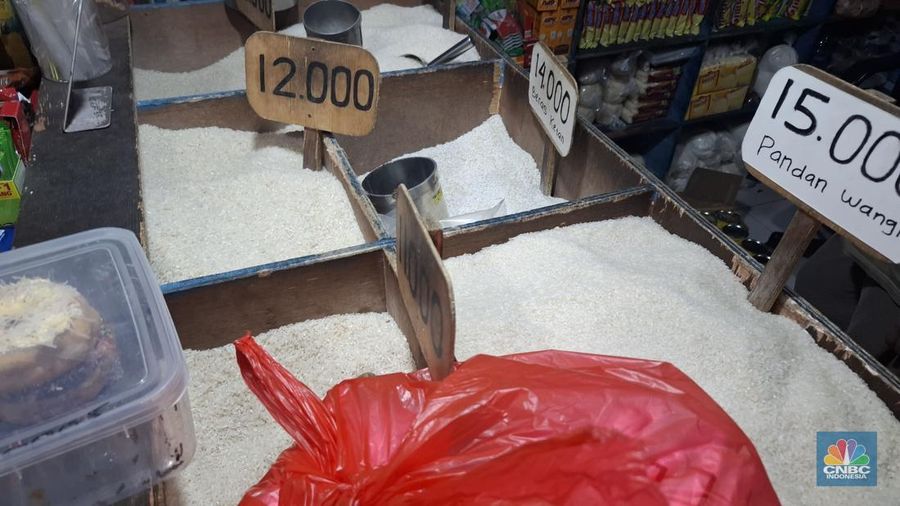 Suasana warung sembako di kawasan Pasar Minggu, Jakarta Selatan, Selasa (11/8/2025). (CNBC Indonesia/Chandra Dwi Pranata)