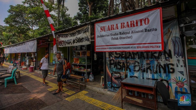 Susana penjualan di Pasar Hewan Barito, Jakarta, Senin (11/8/2025). Pedagang Pasar Hewan Barito tetap bertahan meski (Pemprov) Jakarta meminta para pedagang pindah ke lokasi baru karena area tersebut akan digunakan untuk pembangunan Taman Bendera Pusaka. (CNBC Indonesia/Faisal Rahman)