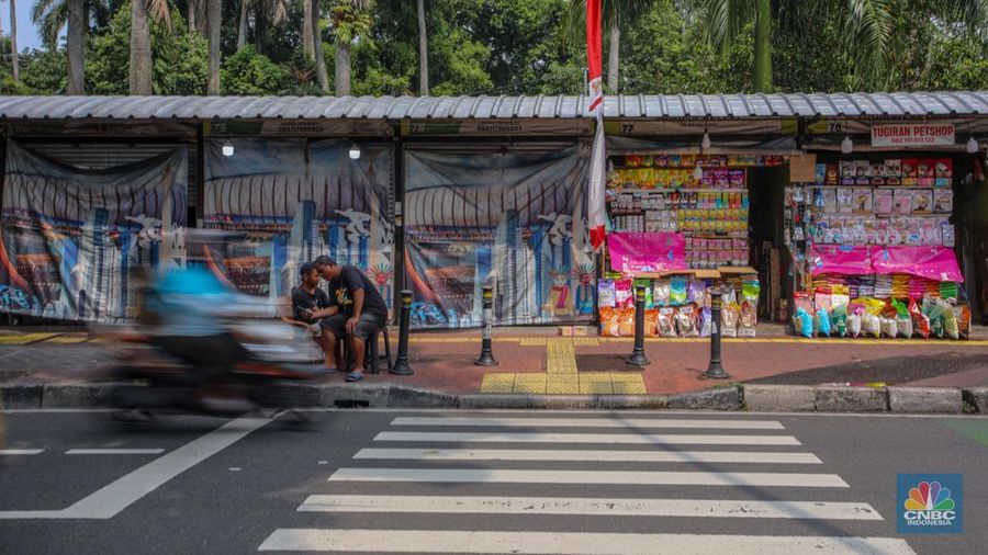 Susana penjualan di Pasar Hewan Barito, Jakarta, Senin (11/8/2025). Pedagang Pasar Hewan Barito tetap bertahan meski (Pemprov) Jakarta meminta para pedagang pindah ke lokasi baru karena area tersebut akan digunakan untuk pembangunan Taman Bendera Pusaka. (CNBC Indonesia/Faisal Rahman)