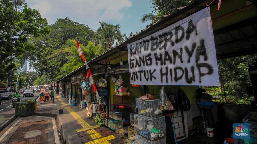 Susana penjualan di Pasar Hewan Barito, Jakarta, Senin (11/8/2025). Pedagang Pasar Hewan Barito tetap bertahan meski (Pemprov) Jakarta meminta para pedagang pindah ke lokasi baru karena area tersebut akan digunakan untuk pembangunan Taman Bendera Pusaka. (CNBC Indonesia/Faisal Rahman)