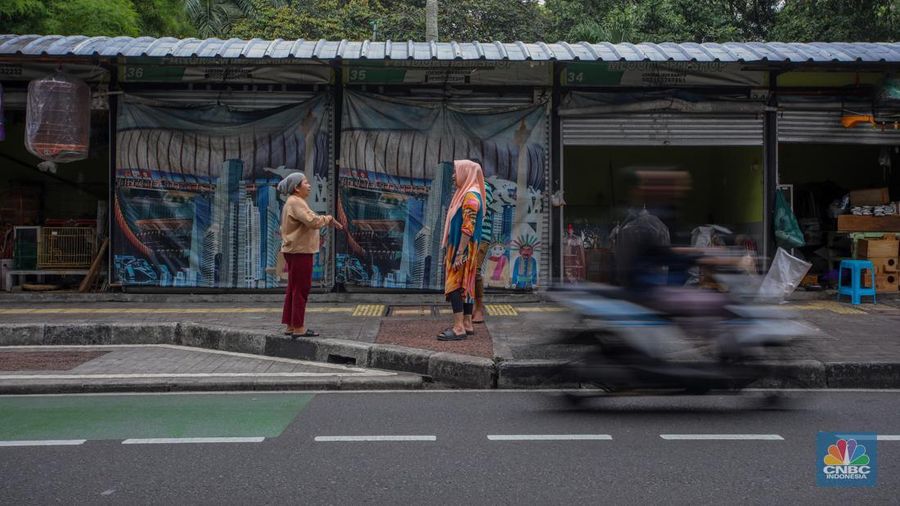 Susana penjualan di Pasar Hewan Barito, Jakarta, Senin (11/8/2025). Pedagang Pasar Hewan Barito tetap bertahan meski (Pemprov) Jakarta meminta para pedagang pindah ke lokasi baru karena area tersebut akan digunakan untuk pembangunan Taman Bendera Pusaka. (CNBC Indonesia/Faisal Rahman)