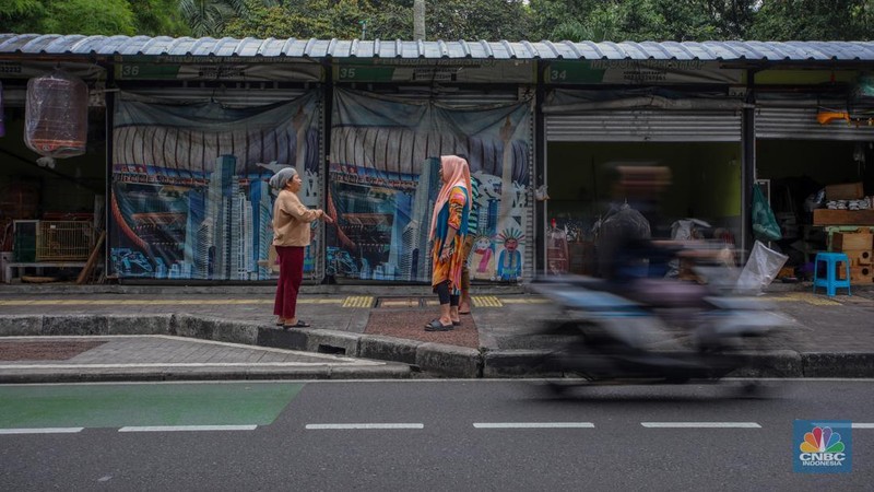 Susana penjualan di Pasar Hewan Barito, Jakarta, Senin (11/8/2025). Pedagang Pasar Hewan Barito tetap bertahan meski (Pemprov) Jakarta meminta para pedagang pindah ke lokasi baru karena area tersebut akan digunakan untuk pembangunan Taman Bendera Pusaka. (CNBC Indonesia/Faisal Rahman)