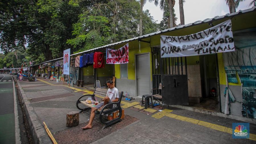 Susana penjualan di Pasar Hewan Barito, Jakarta, Senin (11/8/2025). Pedagang Pasar Hewan Barito tetap bertahan meski (Pemprov) Jakarta meminta para pedagang pindah ke lokasi baru karena area tersebut akan digunakan untuk pembangunan Taman Bendera Pusaka. (CNBC Indonesia/Faisal Rahman)