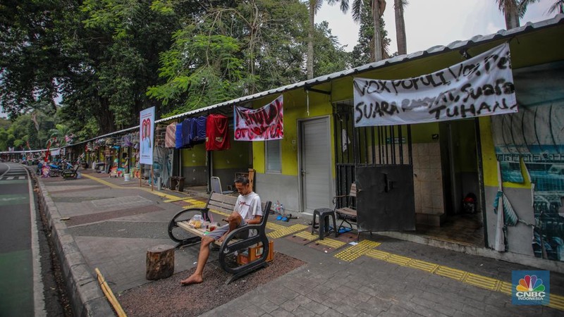 Susana penjualan di Pasar Hewan Barito, Jakarta, Senin (11/8/2025). Pedagang Pasar Hewan Barito tetap bertahan meski (Pemprov) Jakarta meminta para pedagang pindah ke lokasi baru karena area tersebut akan digunakan untuk pembangunan Taman Bendera Pusaka. (CNBC Indonesia/Faisal Rahman)