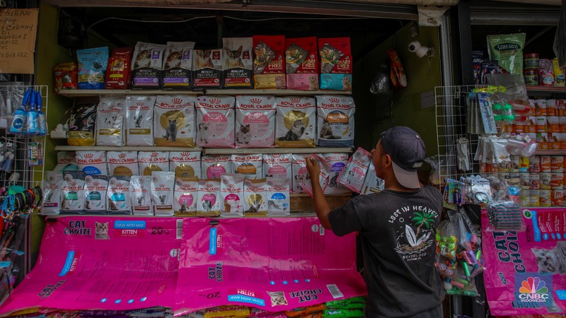 Susana penjualan di Pasar Hewan Barito, Jakarta, Senin (11/8/2025). Susana penjualan di Pasar Hewan Barito, Jakarta, Senin (11/8/2025). Pedagang Pasar Hewan Barito tetap bertahan meski (Pemprov) Jakarta meminta para pedagang pindah ke lokasi baru karena area tersebut akan digunakan untuk pembangunan Taman Bendera Pusaka. (CNBC Indonesia/Faisal Rahman)