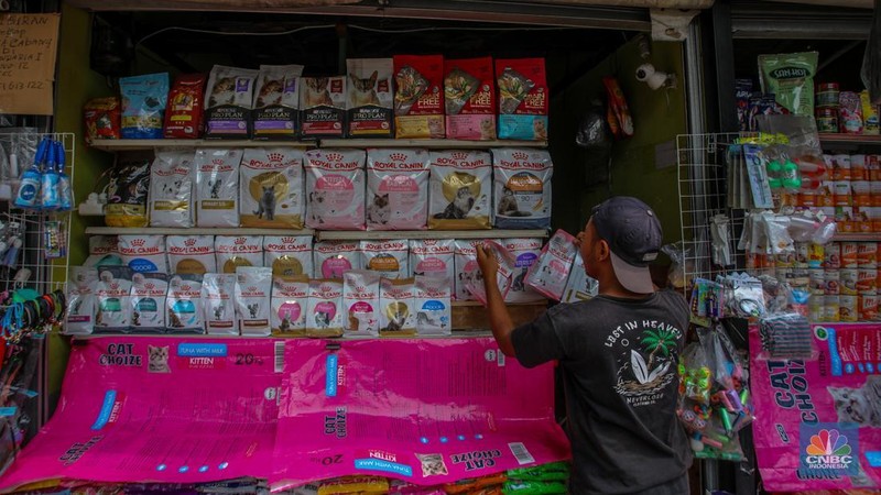 Susana penjualan di Pasar Hewan Barito, Jakarta, Senin (11/8/2025). Pedagang Pasar Hewan Barito tetap bertahan meski (Pemprov) Jakarta meminta para pedagang pindah ke lokasi baru karena area tersebut akan digunakan untuk pembangunan Taman Bendera Pusaka. (CNBC Indonesia/Faisal Rahman)