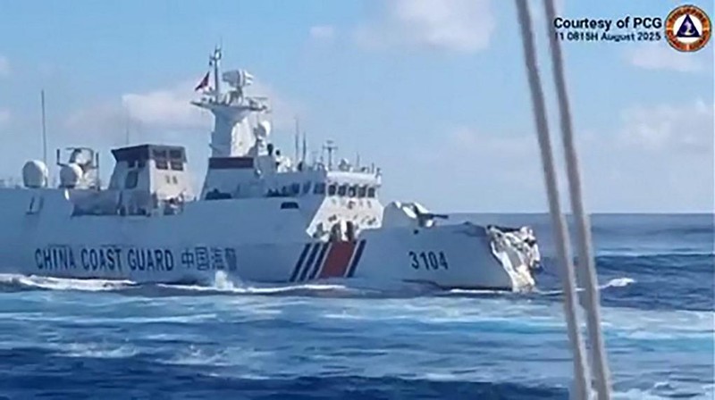 Tangkapan layar yang dirilis oleh Penjaga Pantai Filipina menunjukkan insiden hari Senin antara kapal Angkatan Laut Tiongkok (kiri) dan kapal Penjaga Pantai Tiongkok. (AFP/HANDOUT)