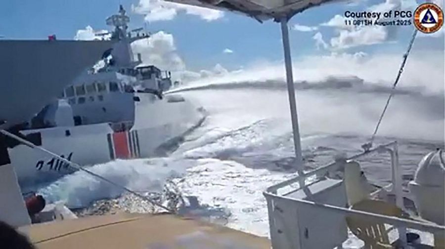 Tangkapan layar yang dirilis oleh Penjaga Pantai Filipina menunjukkan insiden hari Senin antara kapal Angkatan Laut Tiongkok (kiri) dan kapal Penjaga Pantai Tiongkok. Tangkapan layar yang dirilis oleh Penjaga Pantai Filipina menunjukkan insiden hari Senin antara kapal Angkatan Laut Tiongkok (kiri) dan kapal Penjaga Pantai Tiongkok. (AFP/HANDOUT)