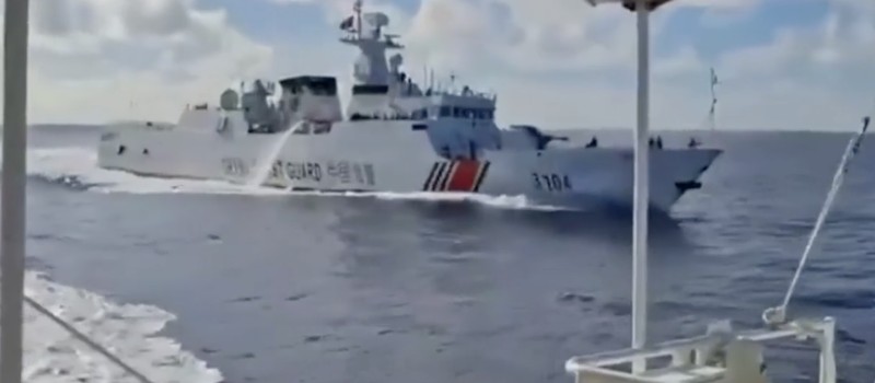 Tangkapan layar yang dirilis oleh Penjaga Pantai Filipina menunjukkan insiden hari Senin antara kapal Angkatan Laut Tiongkok (kiri) dan kapal Penjaga Pantai Tiongkok. (AFP/HANDOUT)