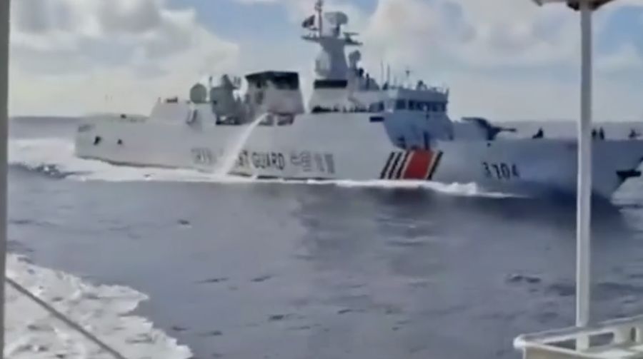 Tangkapan layar yang dirilis oleh Penjaga Pantai Filipina menunjukkan insiden hari Senin antara kapal Angkatan Laut Tiongkok (kiri) dan kapal Penjaga Pantai Tiongkok. Tangkapan layar yang dirilis oleh Penjaga Pantai Filipina menunjukkan insiden hari Senin antara kapal Angkatan Laut Tiongkok (kiri) dan kapal Penjaga Pantai Tiongkok. (AFP/HANDOUT)