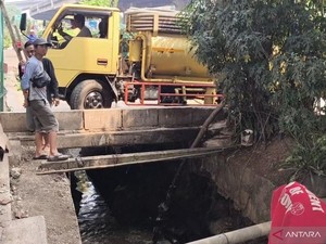 DLH DKI Tangkap Sopir Truk yang Buang Tinja ke Selokan di Jaktim