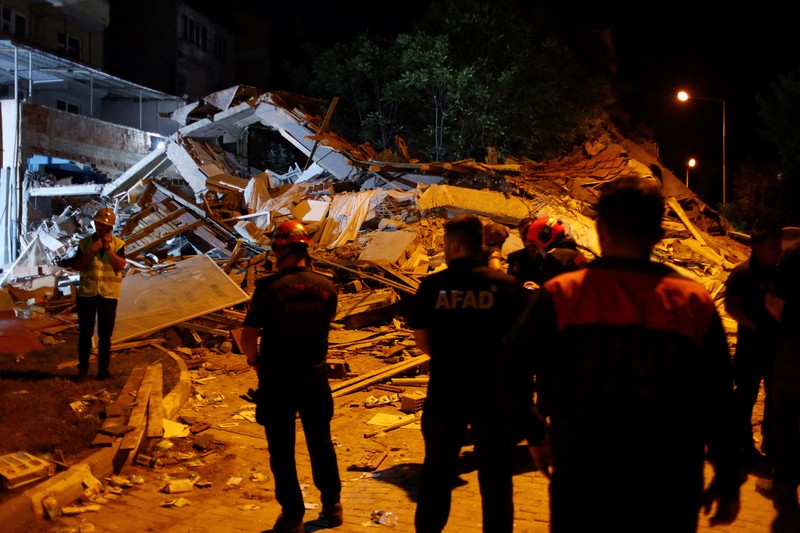 Orang-orang bergegas ke bangunan yang runtuh untuk mencari korban selamat setelah gempa bumi di Sindirgi di provinsi Balikesir barat, Turki, 10 Agustus 2025. (Ihlas News Agency (IHA) via REUTERS ATTENTION EDITORS)