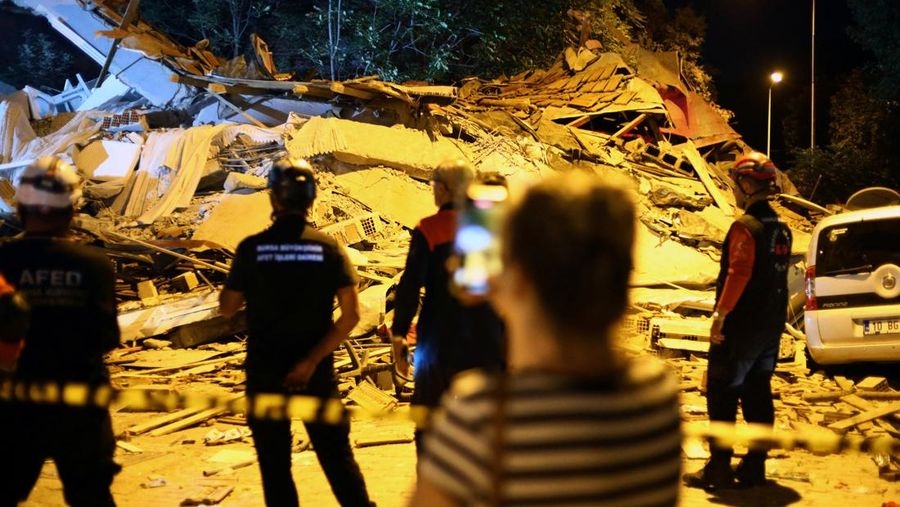 Orang-orang bergegas ke bangunan yang runtuh untuk mencari korban selamat setelah gempa bumi di Sindirgi di provinsi Balikesir barat, Turki, 10 Agustus 2025. (Ihlas News Agency (IHA) via REUTERS ATTENTION EDITORS)