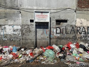 Pak Eri, Warga Pakis Keluhkan Lingkungan Kotor hingga Bau Tak Sedap