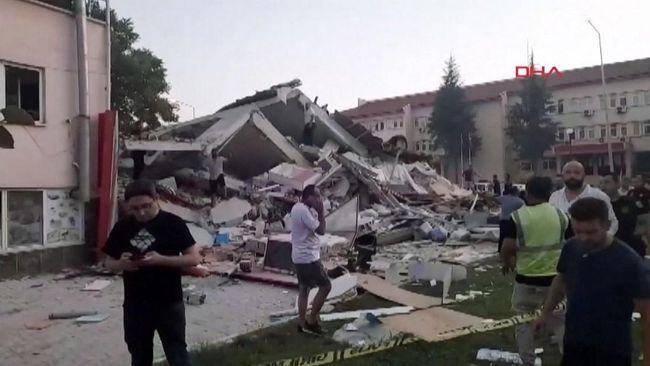 Gempa M 6,1 Guncang Turki, Bangunan Luluh Lantak-Korban Berjatuhan