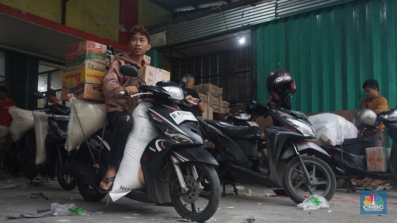 Ketersedian beras premium kemasan di beberapa peritel modern terpantau masih kosong. Mayoritas peritel modern yang ditemui CNBC Indonesia belum mengisi lagi rak-rak beras premium kemasan. (CNBC Indonesia/Muhamad Sabki)