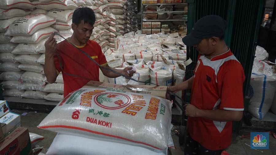 Aktifitas pedagang agen sembako di Pejaten Raya, Jakarta, Selasa (12/8/2025). (CNBC Indonesia/Muhamad Sabki)