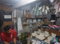 Aktifitas pedagang agen sembako di Pejaten Raya, Jakarta, Selasa (12/8/2025). (CNBC Indonesia/Muhamad Sabki)