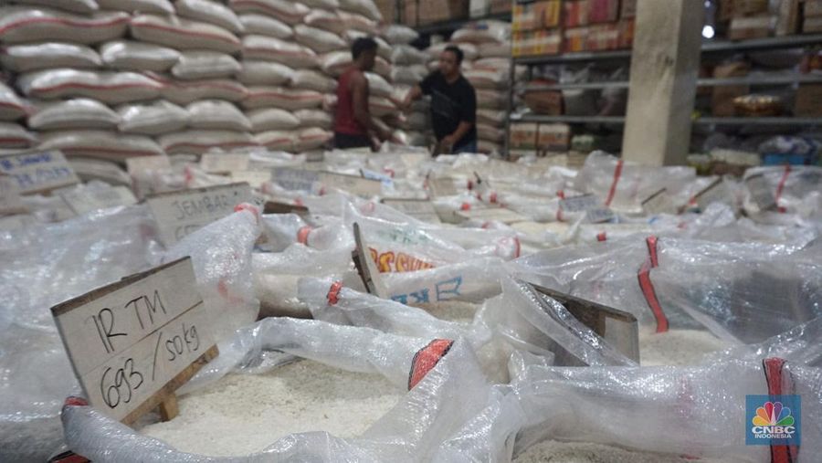 Aktifitas pedagang agen sembako di Pejaten Raya, Jakarta, Selasa (12/8/2025). (CNBC Indonesia/Muhamad Sabki)