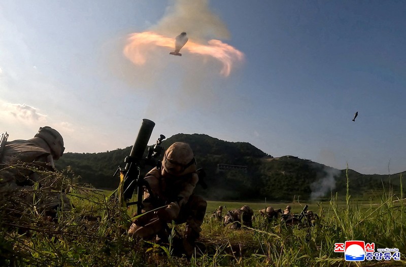 Anggota unit artileri taktis di bawah unit gabungan besar Tentara Rakyat Korea mengambil bagian dalam kompetisi latihan menembak, di lokasi yang tidak diketahui dalam gambar selebaran yang dirilis pada 12 Agustus 2025. (KCNA via REUTERS)
