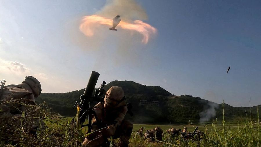 Anggota unit artileri taktis di bawah unit gabungan besar Tentara Rakyat Korea mengambil bagian dalam kompetisi latihan menembak, di lokasi yang tidak diketahui dalam gambar selebaran yang dirilis pada 12 Agustus 2025. Anggota unit artileri taktis di bawah unit gabungan besar Tentara Rakyat Korea mengambil bagian dalam kompetisi latihan menembak, di lokasi yang tidak diketahui dalam gambar selebaran yang dirilis pada 12 Agustus 2025. (KCNA via REUTERS)