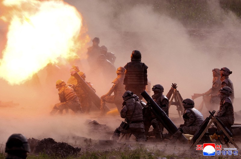 Anggota unit artileri taktis di bawah unit gabungan besar Tentara Rakyat Korea mengambil bagian dalam kompetisi latihan menembak, di lokasi yang tidak diketahui dalam gambar selebaran yang dirilis pada 12 Agustus 2025. (KCNA via REUTERS)