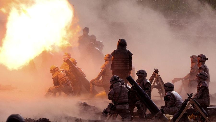 Anggota unit artileri taktis di bawah unit gabungan besar Tentara Rakyat Korea mengambil bagian dalam kompetisi latihan menembak, di lokasi yang tidak diketahui dalam gambar selebaran yang dirilis pada 12 Agustus 2025. (KCNA via REUTERS)