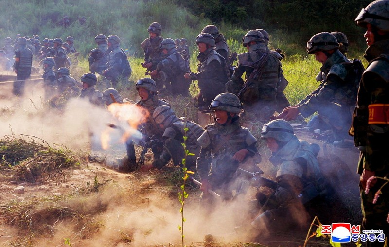 Anggota unit artileri taktis di bawah unit gabungan besar Tentara Rakyat Korea mengambil bagian dalam kompetisi latihan menembak, di lokasi yang tidak diketahui dalam gambar selebaran yang dirilis pada 12 Agustus 2025. (KCNA via REUTERS)