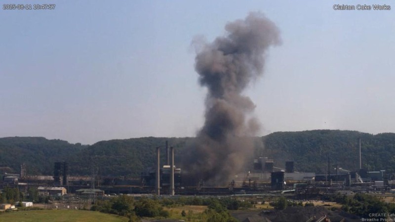 Asap mengepul dari ledakan di pabrik U.S. Steel Clairton Coke Works di Clairton, Pennsylvania, AS, 11 Agustus 2025 dalam tangkapan layar yang diperoleh dari video media sosial. (Courtesy of CREATE LAB/ BREATHE PROJECT/via REUTERS)