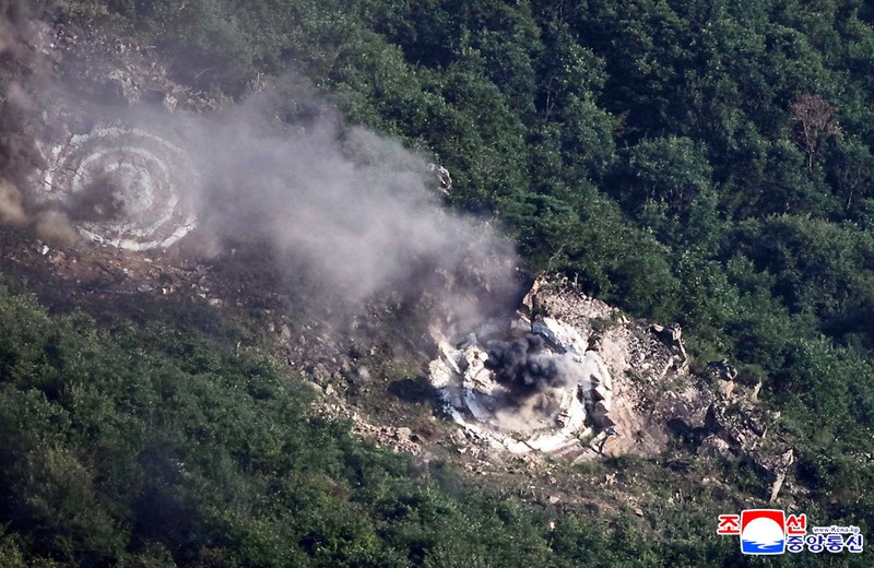 Anggota unit artileri taktis di bawah unit gabungan besar Tentara Rakyat Korea mengambil bagian dalam kompetisi latihan menembak, di lokasi yang tidak diketahui dalam gambar selebaran yang dirilis pada 12 Agustus 2025. (KCNA via REUTERS)