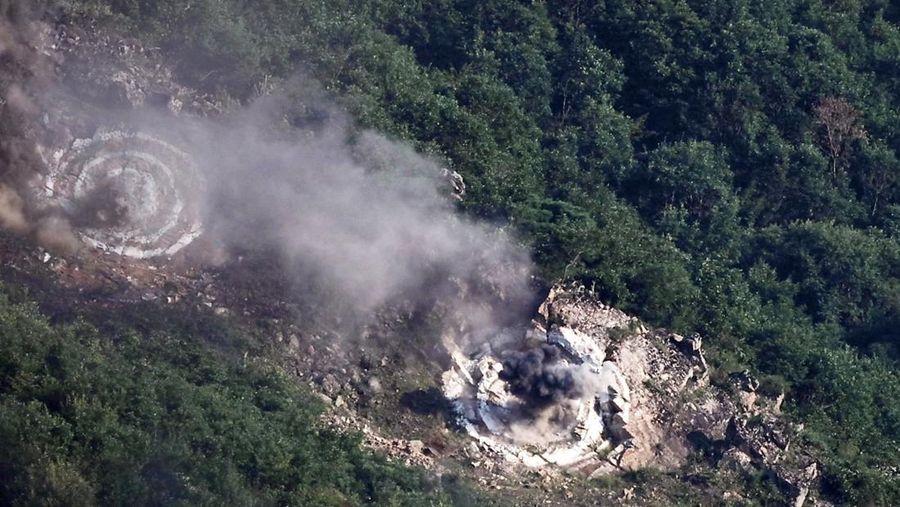 Anggota unit artileri taktis di bawah unit gabungan besar Tentara Rakyat Korea mengambil bagian dalam kompetisi latihan menembak, di lokasi yang tidak diketahui dalam gambar selebaran yang dirilis pada 12 Agustus 2025. (KCNA via REUTERS)