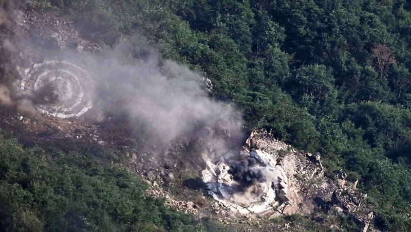 Anggota unit artileri taktis di bawah unit gabungan besar Tentara Rakyat Korea mengambil bagian dalam kompetisi latihan menembak, di lokasi yang tidak diketahui dalam gambar selebaran yang dirilis pada 12 Agustus 2025. (KCNA via REUTERS)
