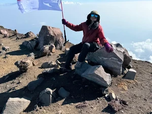Nggak Ada Capeknya, Usai Rinjani, Atiek CB Gapai Puncak Gunung Slamet