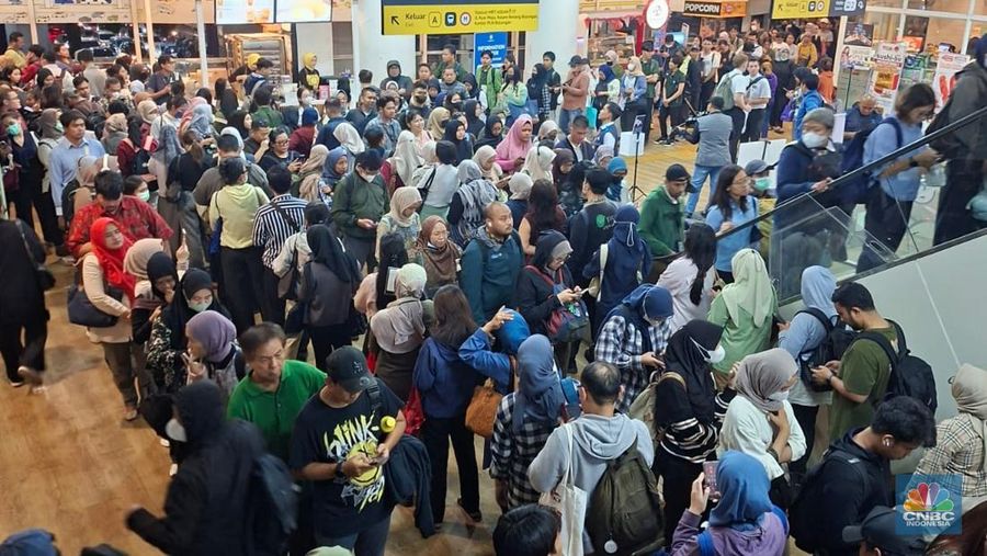 Calon penumpang antre di Halte CSW, Jakarta, Selasa (12/8/2025). (CNBC Indonesia/Kartini Bohang)