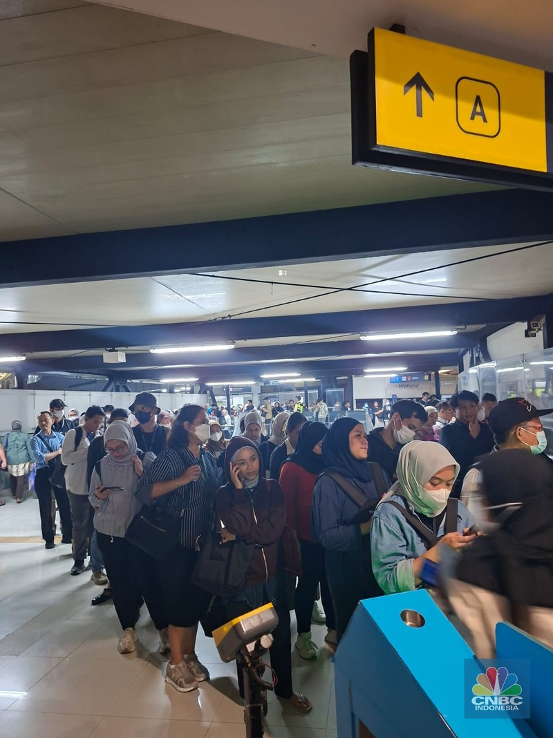 Calon penumpang antre di Halte CSW, Jakarta, Selasa (12/8/2025). (CNBC Indonesia/Kartini Bohang)