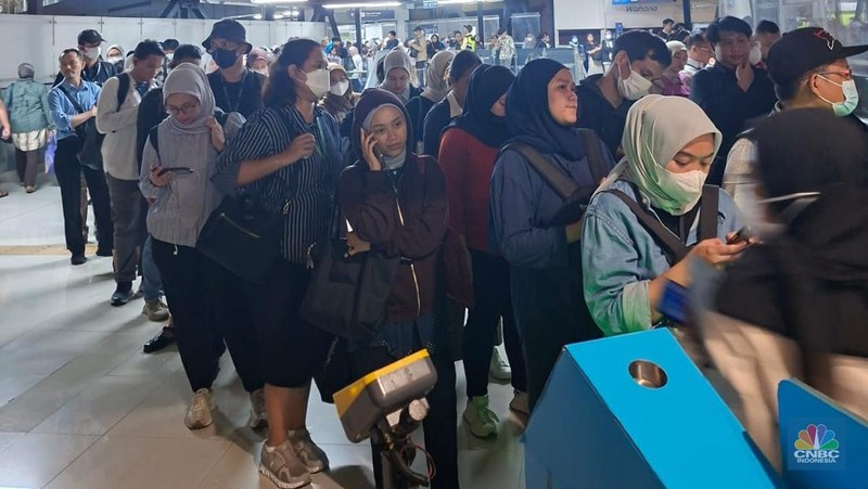 Calon penumpang antre di Halte CSW, Jakarta, Selasa (12/8/2025). (CNBC Indonesia/Kartini Bohang)