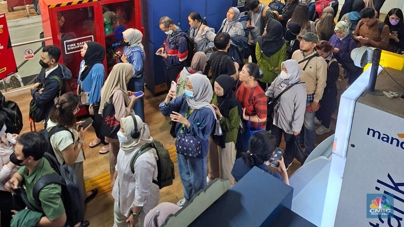 Calon penumpang antre di Halte CSW, Jakarta, Selasa (12/8/2025). (CNBC Indonesia/Kartini Bohang)
