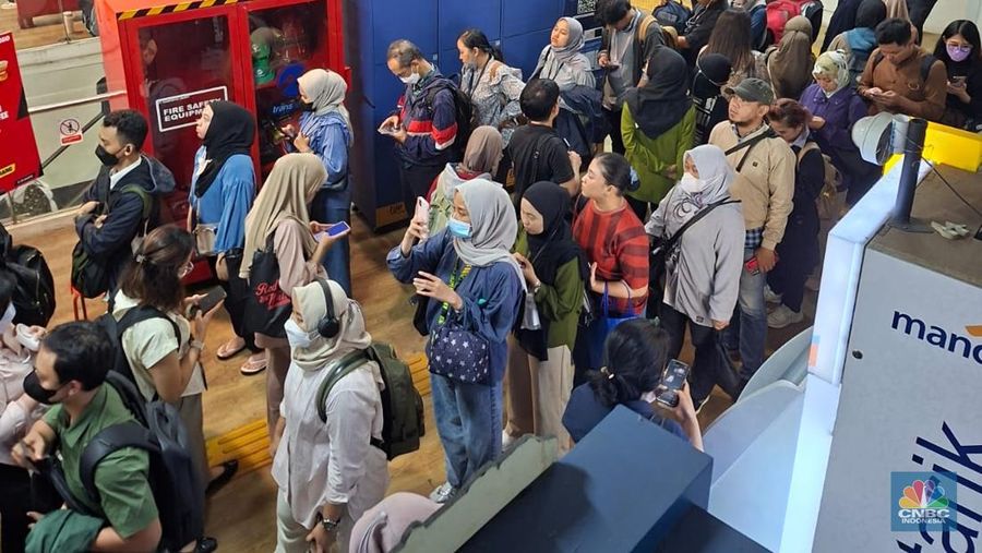 Calon penumpang antre di Halte CSW, Jakarta, Selasa (12/8/2025). (CNBC Indonesia/Kartini Bohang) Calon penumpang antre di Halte CSW, Jakarta, Selasa (12/8/2025). (CNBC Indonesia/Kartini Bohang)