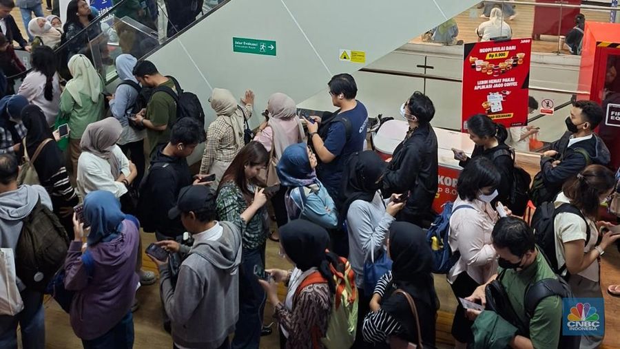 Calon penumpang antre di Halte CSW, Jakarta, Selasa (12/8/2025). (CNBC Indonesia/Kartini Bohang)