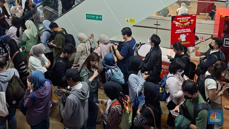 Calon penumpang antre di Halte CSW, Jakarta, Selasa (12/8/2025). (CNBC Indonesia/Kartini Bohang)